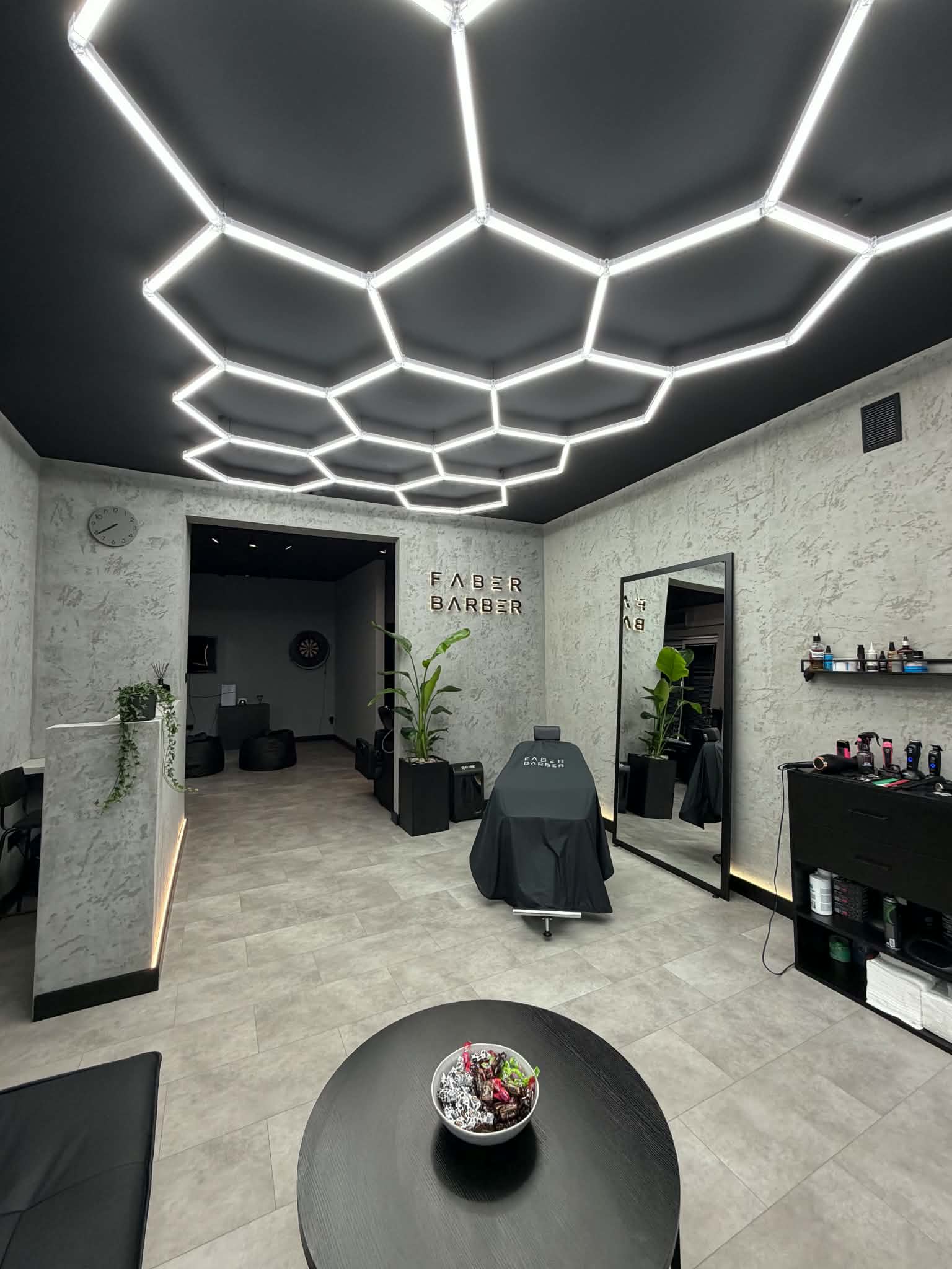 Stanowisko barberskie z lustrem i strefą oczekiwania w salonie FABER BARBER