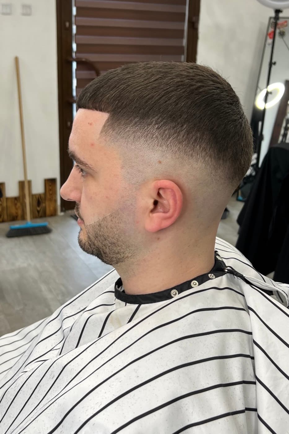 Wysoki skin fade z wyrysowaną linią brody